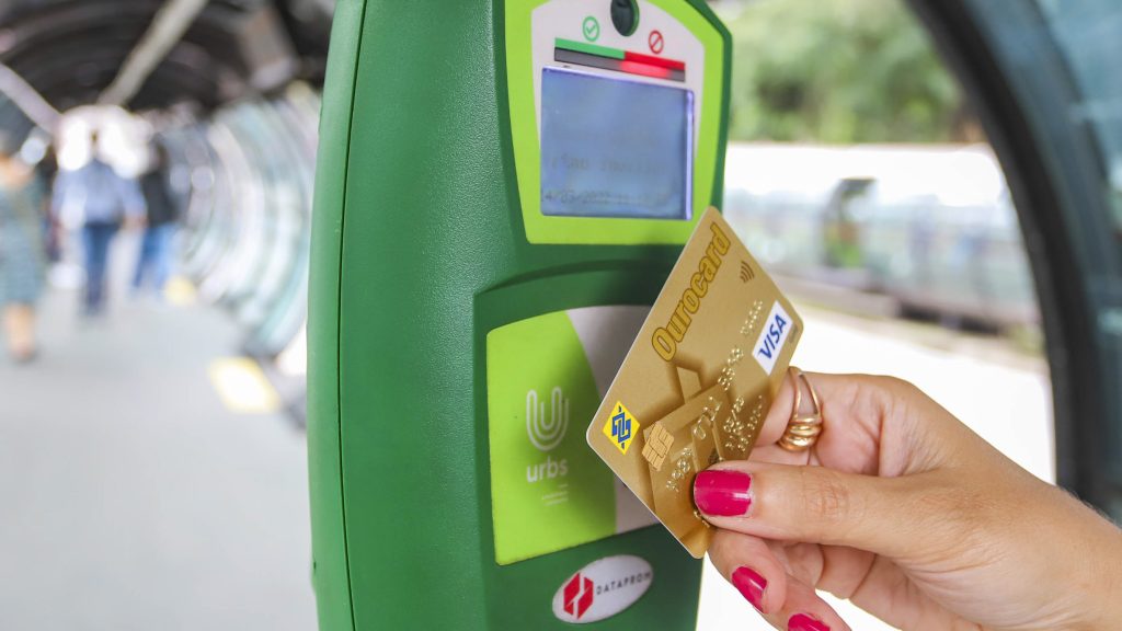 Tecnologia a favor do brasileiro: Pagamento de ônibus por aproximação com cartão de crédito!