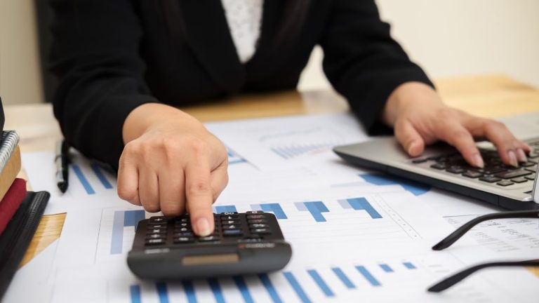 Como os bancos estão criando programas de fidelidade além dos cartões: seguros, investimentos e descontos